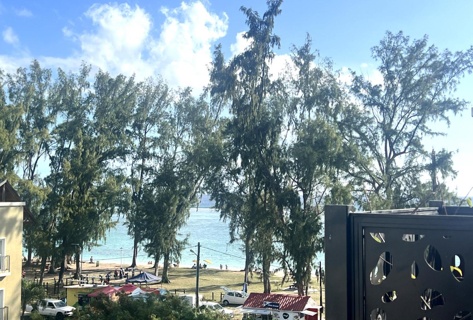 Newly Renovated Studio Apartment With Rooftop Pool, Few Steps To The Beach Flic en Flac Exterior photo